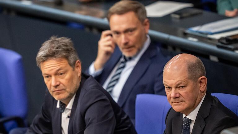 Ampel unter Entscheidungsdruck.jpeg       -  Scholz, Habeck und Lindner wollen den Haushalt 2024 am Freitag durch den Bundestag bringen.