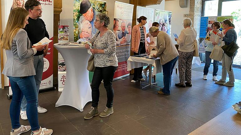 An den Informationsständen konnten sich die Besucherinnen und Besuchern der Podiumsdiskussion Tipps, Rat und Informationen verschiedenster Anbieter einholen