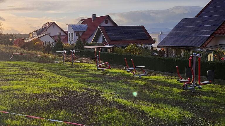 Die vier Sportgeräte stehen zu nah an den Häusern im Ahornweg von Strahlungen. Sie werden versetzt.