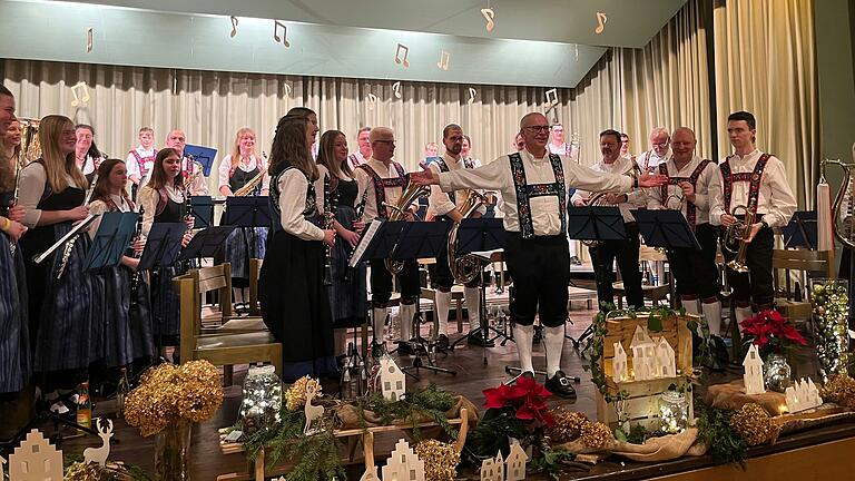 Die große Kapelle des Musikvereins Fladungen mit Martin Klüber an der Spitze zog beim Cäcilienkonzert mit musikalischem Können, dem harmonischen Miteinander der Musiker und einem bunten Potpourri aus beliebten Melodien alle Zuhörer in ihren Bann.