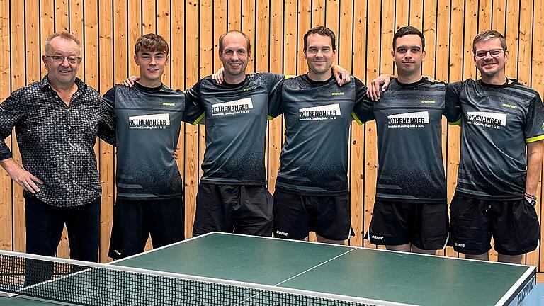 Rodrigo Hidalgo (Zweiter von rechts) mit seinen Kollegen beim SB Versbach (von links): Abteilungsleiter Hubert Uhl, Konrad Haase, Nico Christ, Pavol Mego und Daniel Geist. Es fehlt Petr Husnik. Rodrigo Hidalgo (Zweiter von rechts) mit seinen Kollegen beim SB Versbach (von links): Abteilungsleiter Hubert Uhl, Konrad Haase, Nico Christ, Pavol Mego und Daniel Geist. Es fehlt Petr Husnik.