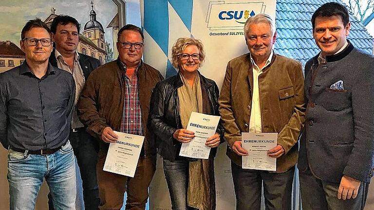 Sind seit Jahrzehnten in der Sulzfelder CSU engagiert. Im Bild von links Vorsitzender Andreas Räth, Bürgermeister Jürgen Heusinger, Thomas Hümpfner (30 Jahre), Karin Hümpfner (20 Jahre), Herbert Piering (30 Jahre) und MdL Steffen Vogel.