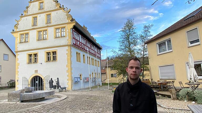 Vor einem Jahr wurde Maximilian Leßmann an dieser Stelle von einem beim Aufstellen umstürzenden Maibaum schwer verletzt.