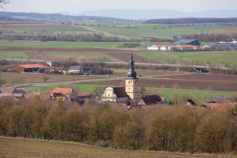 Blick vom Streifberg auf Ostheim mit seiner Kirche St. Nikolaus. Blick vom Streifberg auf Ostheim mit seiner Kirche St. Nikolaus.