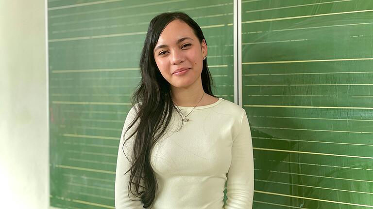 Die Realschülerin Nami Truong interessiert sich für die Angelegenheiten konventioneller Arbeiterinnen und Arbeiter und die Rechte der Frauen. Die Realschülerin Nami Truong interessiert sich für die Angelegenheiten konventioneller Arbeiterinnen und Arbeiter und die Rechte der Frauen.