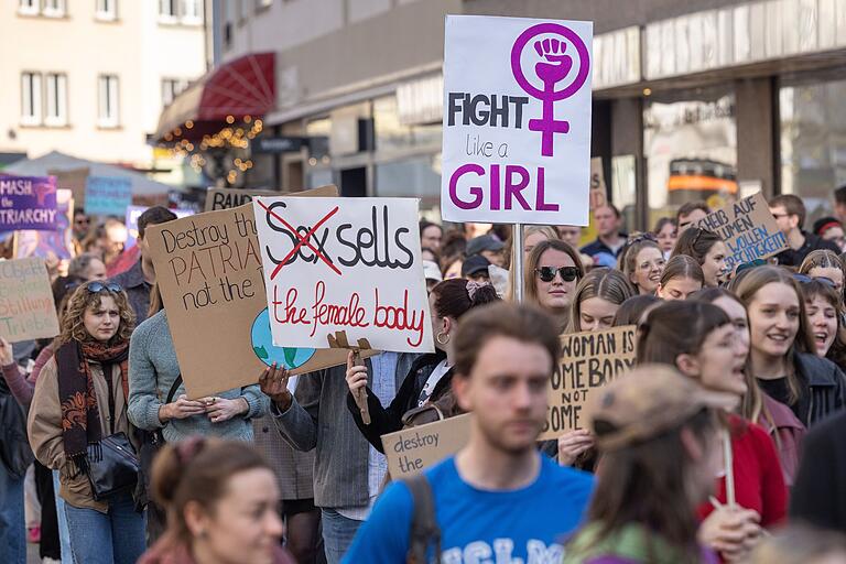 Mit der Demo sollte die&nbsp; Wut über das Patriarchat, Kapital und Staat Ausdruck verliehen werden.