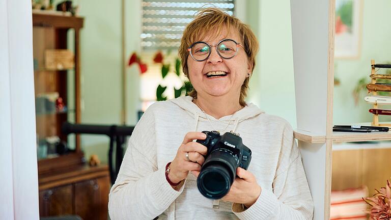Heike M. liebt das Fotografieren draußen in der Natur. Als es ihr gesundheitlich immer schlechter geht, trägt ihr Mann ihre Ausrüstung. Sie hat das Sauerstoffgerät im Rucksack.