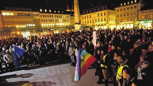 Bunte Bewegung auf dem Marktplatz: Zur Abschlusskundgebung des 160. Montagsspaziergangs kamen rund 1000 Bürger.DANIEL PETER