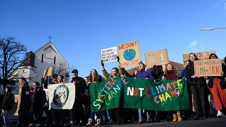 Mit Schildern und Bannern wie 'System Chance, not Climate Change' demonstrierten junge Menschen durch die Straßen Würzburgs.