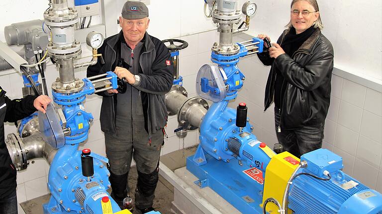 Beim Startschuss für das Alitzheimer Pumpwerk vor drei Jahren waren Klärwärter Werner Lutz (links) und Bürgermeister Jürgen Schwab noch guter Dinge. Jetzt stinkt es im Dorf gewaltig.