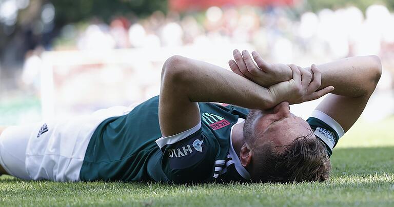 Am Boden zerstört: FC-05-Stürmer Amar Suljic, der selbst eine der größten Schweinfurter Chancen vergeben hatte. Am Boden zerstört: FC-05-Stürmer Amar Suljic, der selbst eine der größten Schweinfurter Chancen vergeben hatte.