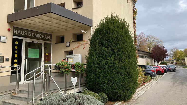 In Sichtweite zur angestammten Grabfeld-Grundschule liegt das Haus St. Michael, in dem die neue Grundschule entstehen könnte.