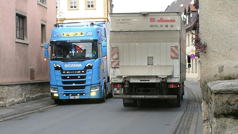 Haarige Begegnungen zwischen Lastern auf der schmalen Ortsdurchfahrt in Winterhausen sollen bald der Vergangenheit angehören. Denn die Straße soll vorerst ein Jahr lang für den Schwerlastverkehr gesperrt werden.