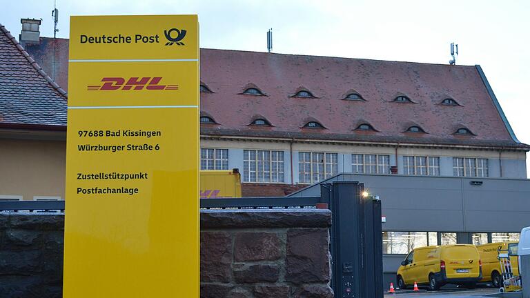 Am 27. November 2023 ist die Post-Logistik von der Münchner Straße in der Bad Kissinger Innenstadt ins neue Verteilzentrum in der Würzburger Straße umgezogen. Rund 55 Zustellerinnen und Zusteller versorgen von hier aus 31 Zustellbezirke. Am 27. November 2023 ist die Post-Logistik von der Münchner Straße in der Bad Kissinger Innenstadt ins neue Verteilzentrum in der Würzburger Straße umgezogen. Rund 55 Zustellerinnen und Zusteller versorgen von hier aus 31 Zustellbezirke. 