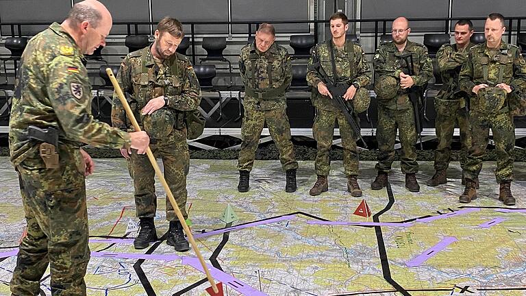 In Hammelburg und dem Landkreis Main-Spessart wird im September eine große Übung der Infanterieschule stattfinden. Hier zu sehen Generalmajor Ruprecht von Butler (links) bei einer Bundeswehrübung in Wildflecken (Symbolbild).