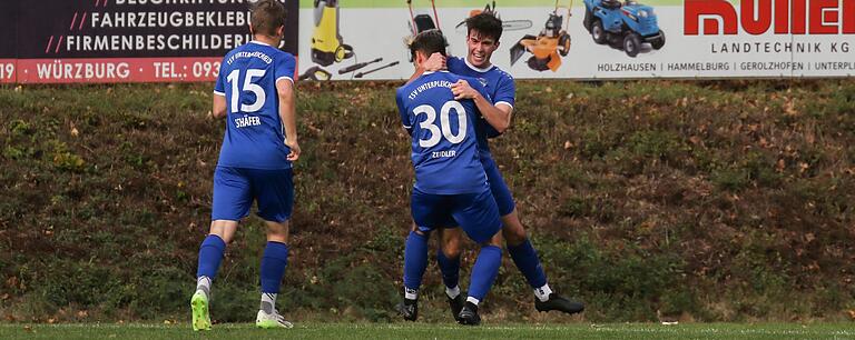 Unterpleichfelds Jan Rabe bejubelt seinen Treffer zum 1:0 mit Hannes Zeidler (30) und Tilmann Schäfer (15).