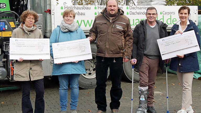 Bei der Übergabe der Spende (von links): Christiane Strauß (Spatzennest in Erbshausen-Sulzwiesen), Christina Winkler (Kindergarten St. Josef in Opferbaum), Inhaber und Zimmerermeister Christoph Arnold sowie Roland Jäth und Katja Wiehl vom Trägerverein und Kindergarten St. Georg in Eßleben.