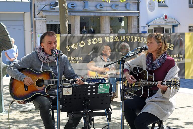 Auch die Straßenmusik durfte auf dem 14. Rama Dama nicht fehlen.  Das Alleinunterhalterduo 'Two for beautiful Noise' sorgte mit Rockklassikern auf dem Georg-Wichtermann-Platz für beste musikalische Unterhaltung.