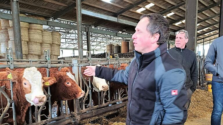 Am ersten Hof zeigt Betriebsleiter Florian Neuberger den Studierenden der Landwirtschaftsschule seinen Stall und erläutert das entwickelte Konzept mit der stressfreien Hofschlachtung und Vermarktung der Produkte am Automaten.