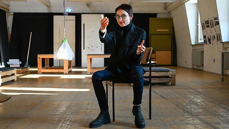 Nina Kupczyk auf der Probebühne des Mainfranken Theaters. Das Bühnenbild wird aus überdimensionalen Schreibmaschinen-Tasten bestehen, die die einzige Waffe symbolisieren, die die Widerständler haben: das Schreiben. Nina Kupczyk auf der Probebühne des Mainfranken Theaters. Das Bühnenbild wird aus überdimensionalen Schreibmaschinen-Tasten bestehen, die die einzige Waffe symbolisieren, die die Widerständler haben: das Schreiben. 