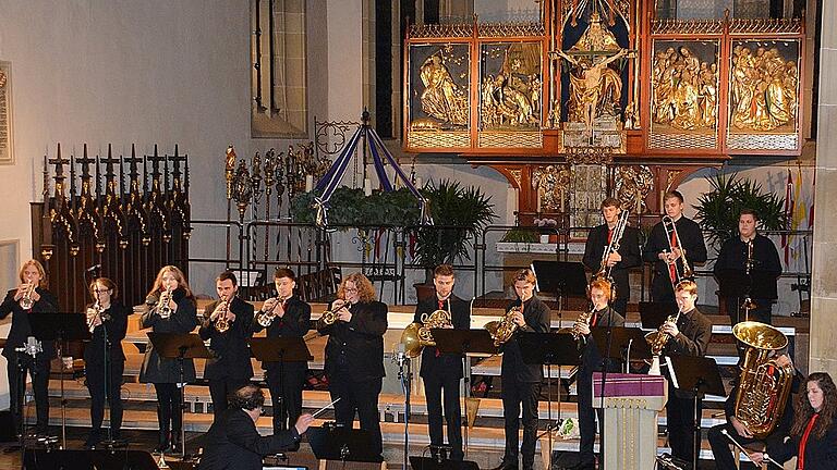 Unter der Stabführung von Udo Schneider stand das Blechbläserensemble der Berufsfachschule für Musik, das den Konzertabend in der Stadtpfarrkirche eröffnete.