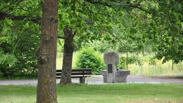 Friedhöfe sind auch die grünen Lungen der Städte und Dörfer. Der neue Friedhof in Höchberg wirkt fast wie ein Park, es gibt viele Bänke zum Ausruhen.