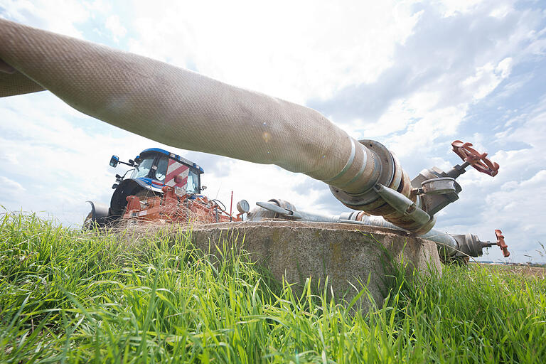 Aus Brunnen pumpen Landwirte Grundwasser und bewässern damit ihre Gemüsefelder. Aus Brunnen pumpen Landwirte Grundwasser und bewässern damit ihre Gemüsefelder.