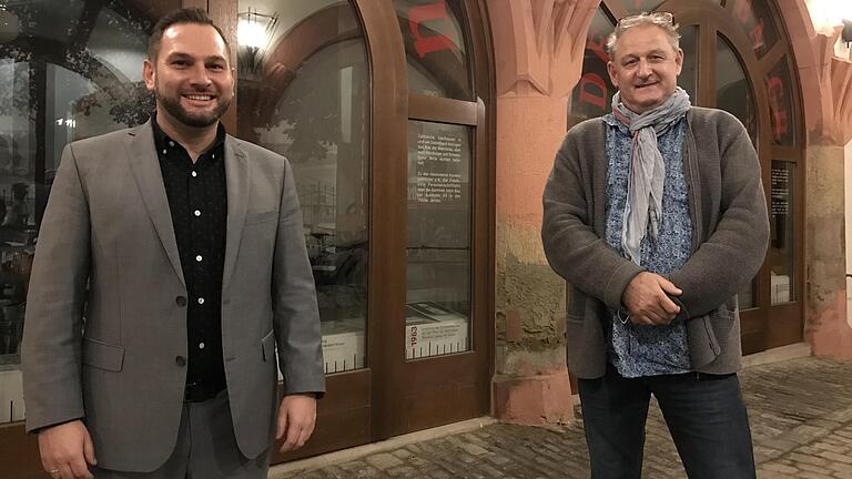 Jetzt ist der Dettelbacher Stadtrat komplett: Bürgermeister Matthias Bielek (links) begrüßt Beat Simon, den neuen Ortssprecher für Neuses am Berg. Jetzt ist der Dettelbacher Stadtrat komplett: Bürgermeister Matthias Bielek (links) begrüßt Beat Simon, den neuen Ortssprecher für Neuses am Berg.
