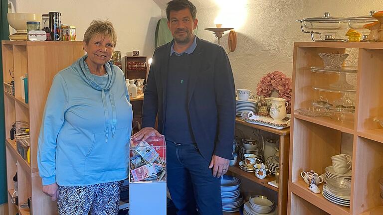 Auch Höchbergs Bürgermeister Alexander Knahn hat dem Benefiz-Flohmarkt von Elisabeth Traube im ehemaligen 'Grappolo' einen Besuch abgestattet.