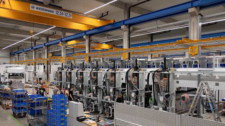 Ein Blick in eine Produktionshalle der Firma Göpfert Maschinen GmbH. Ein Blick in eine Produktionshalle der Firma Göpfert Maschinen GmbH.