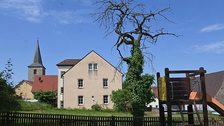 Die Stadt Ochsenfurt hat das Zeubelrieder Pfarrhaus gekauft und will es zu Mietwohnungen umbauen.&nbsp;
