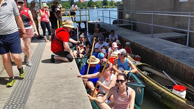 Volle Konzentration herrschte beim Schleusen an der Bootsschleuse in Volkach.