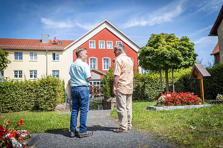 Klaus Spyra deutet aufs Nicolhaus, auf den zweiten Stock. 'Dort oben bist du aus dem Fenster gesprungen.' Hermann Ammon hat seine Flucht aus dem Fenster beinahe nicht überlebt. Klaus Spyra deutet aufs Nicolhaus, auf den zweiten Stock. 'Dort oben bist du aus dem Fenster gesprungen.' Hermann Ammon hat seine Flucht aus dem Fenster beinahe nicht überlebt.