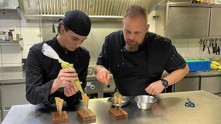 Teilen eine Leidenschaft: Gastronom Marc Wiederer (rechts im Bild) und sein Auszubildender Mario Träg in der Küche des Restaurants Kings &amp; Queens in Schweinfurt.