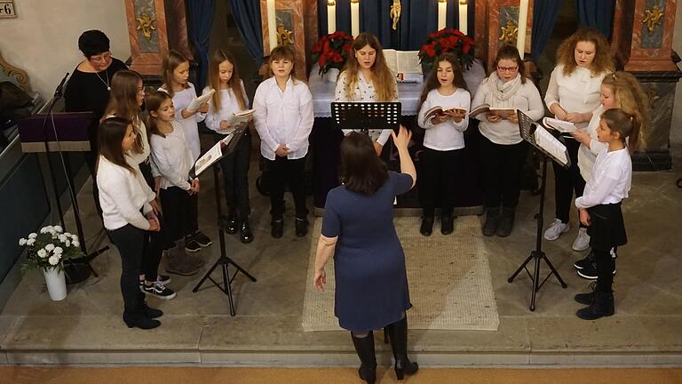 Der Kinderchor der Chorgemeinschaft Nordheim/Sondheim sang am ersten Adventswochende unter Leitung von Veronika Klassen in den Kirchen beider Gemeinden beim Adventskonzert.