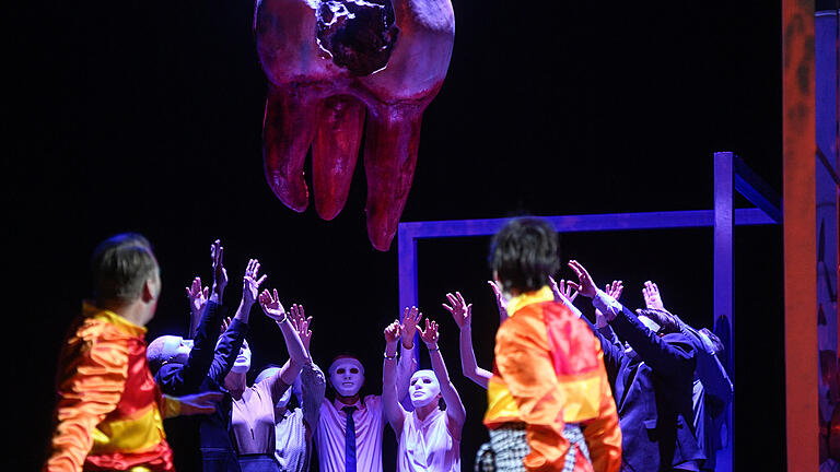 Die Oper 'Der goldene Drache' von Peter Eötvös wird im Mainfrankentheater 2020 aufgeführt. Die Bilder entstanden bei der Hauptprobe.