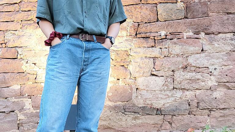 Franziska Bader hat ein grünblaues Herrenhemd aus einem Second-Hand-Laden in den Niederlanden an, dazu eine langlebige elasthanfreie Jeans und Turnschuhe. Franziska Bader hat ein grünblaues Herrenhemd aus einem Second-Hand-Laden in den Niederlanden an, dazu eine langlebige elasthanfreie Jeans und Turnschuhe.