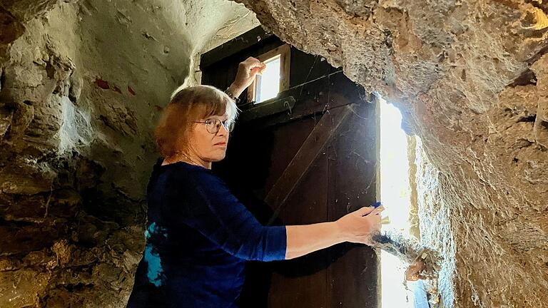 Maria Scheller ist nicht mehr oft im Beinhaus. Aber wenn, dann nutzt sie die Chance und putzt zum Beispiel das Fensterchen, durch das man von außen in die Gruft hineinschauen kann.