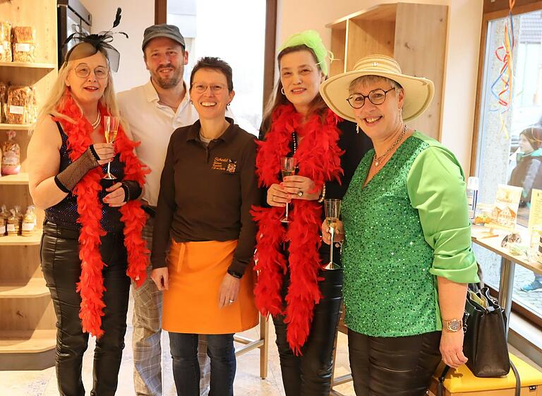 Überraschender Besuch zur Eröffnung: die Proseccoschnitten von links Gertraud Rappert, Heidi Dissinger und Annette Mödig gratulieren mit einer Gesangseinlage den Betriebsinhabern Michael und Margarete Karl (2. und 3. v. l.)
