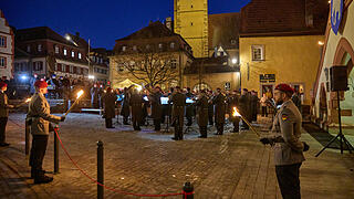 Bundeswehr lädt ein zur Indienststellung und Verleihung des Beinamens 'Mainfranken' an das schwere Logistikbataiollon 467.
Das Heeresmusikkorps Veitshöchheim spielt eine Serenade auf dem Marktplatz in Volkach.