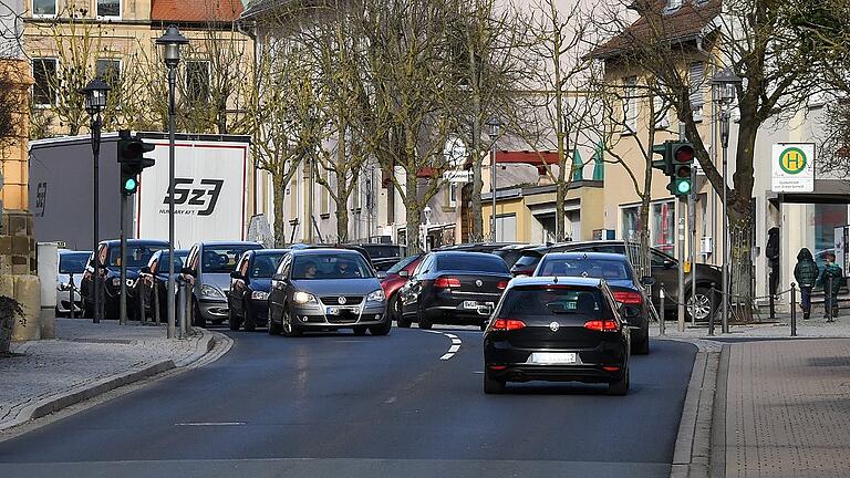 Die Fahrzeugschlangen, die sich Tag für Tag durch Giebelstadt wälzen, werden mit dem Bau einer Ortsumgehung der Vergangenheit angehören. Das Planfeststellungsverfahren dazu soll in diesem Jahr eingeleitet werden.