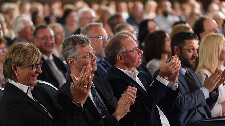 BLLV Landesdelegiertenversammlung plus Kultusminister       -  Der bayerische Staatsminister für Unterricht und Kultus Michael Piazolo besucht am Freitag (31.05.19) im Congress Centrum (CCW) in Würzburg den Festakt im Rahmen der Landesdelegiertenversammlung des Bayerischen Lehrer- und Lehrerinnenverbands e.V. (BLLV). Bereits am Donnerstag ist die 54. Landesdelegiertenversammlung des BLLV unter dem Motto „Herz. Kopf. Hand. - Bildung ist Zeit für Menschen“ angelaufen. Den Festakt am Freitag Vormittag besuchen zahlreiche Gäste aus der Landes- und Bundespolitik.