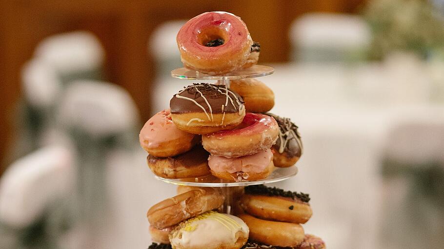 Donuts als Hochzeitstorte       -  Ebenfalls zuckrig süß sind Donuts als Hochzeitstorte arrangiert.