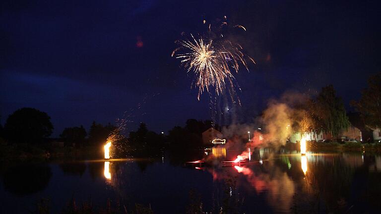 Feuerwerk am See in Gramschatz: So feiert die Freiwillige Feuerwehr ihr 140-jähriges Bestehen. Feuerwerk am See in Gramschatz: So feiert die Freiwillige Feuerwehr ihr 140-jähriges Bestehen.