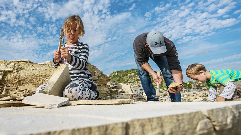 Das macht der ganzen Familie Spaß: Fossiliensuche in Mühlheim im Altmühltal.