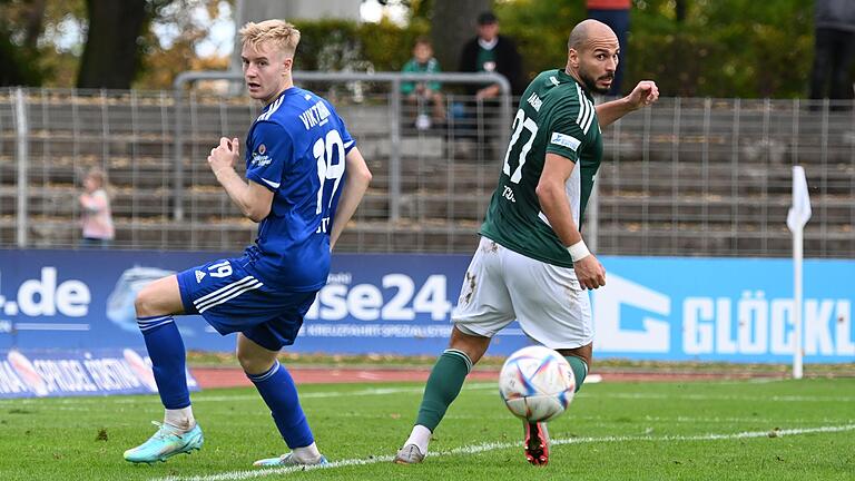 Blick zurück? Blick nach vorn. Während die Aschaffenburger Viktoria (links Jan-Philipp Stein) ambitioniert in die Saison geht, hat der FC 05 Schweinfurt (rechts Adam Jabiri) den Klassenerhalt zum Ziel. Blick zurück? Blick nach vorn. Während die Aschaffenburger Viktoria (links Jan-Philipp Stein) ambitioniert in die Saison geht, hat der FC 05 Schweinfurt (rechts Adam Jabiri) den Klassenerhalt zum Ziel.