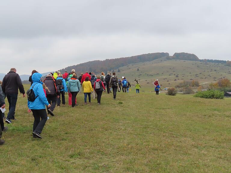 Auf dem Rückweg hatte sich der Nebel verzogen und die Haselbacher konnten bei guter Sicht zurückmarschieren. Auf dem Rückweg hatte sich der Nebel verzogen und die Haselbacher konnten bei guter Sicht zurückmarschieren.