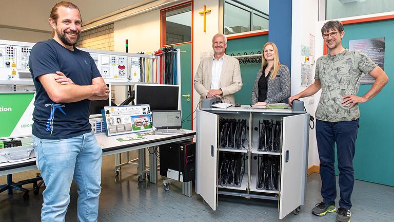 Die Vorbereitungen laufen, neue Ausstattung ist da: An der Dr. Georg-Schäfer-Berufsschule in Schweinfurt werden bald die ersten Lehrlinge im Fachbereich Gebäudesystemintegration erwartet. Froh darüber sind (von links) Oberstudienrat Christian Höhne, Schulleiter Matthias Paul, stellvertretende Schulleiterin Marina Heinelt und der Fachbereichsleiter Elektrotechnik, Thomas Räth. Die Vorbereitungen laufen, neue Ausstattung ist da: An der Dr. Georg-Schäfer-Berufsschule in Schweinfurt werden bald die ersten Lehrlinge im Fachbereich Gebäudesystemintegration erwartet. Froh darüber sind (von links) Oberstudienrat Christian Höhne, Schulleiter Matthias Paul, stellvertretende Schulleiterin Marina Heinelt und der Fachbereichsleiter Elektrotechnik, Thomas Räth.
