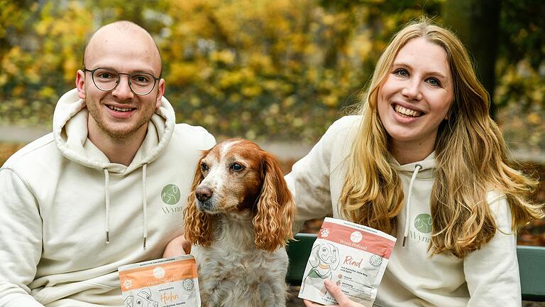 Die Würzburger Ruben Schmierer und Henrike Ludowig (mit Mischlingshündin Chica) versuchen, durch ihr Hundefutter den CO2-Abdruck von Hunden zu verringern.
