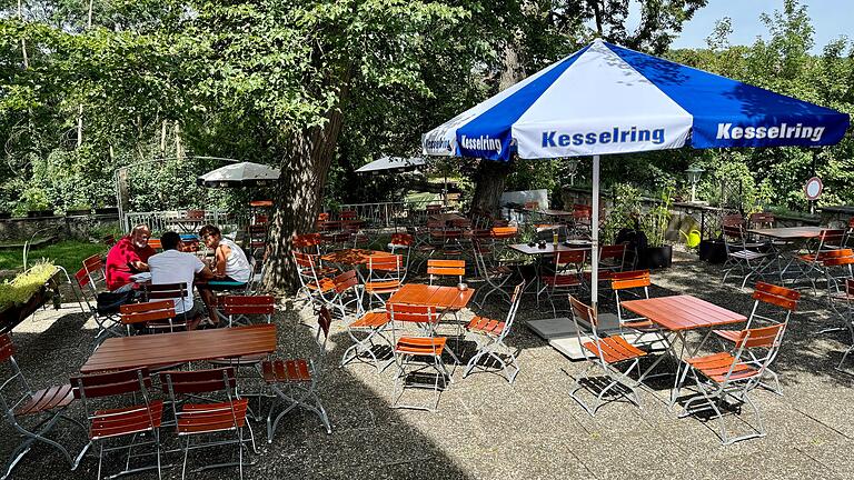 Gäste sitzen im wiedereröffneten Biergarten in Obernbreit unter großen Linden- und Kastanienbäumen.&nbsp;